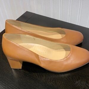 Trotters Women's Cognac Block Heel Pumps